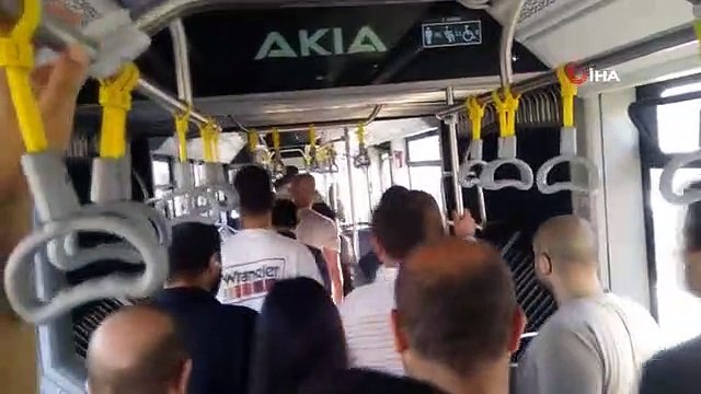 Yeni alınan metrobüs arıza yaptı, yolcular yürümek zorunda kaldı