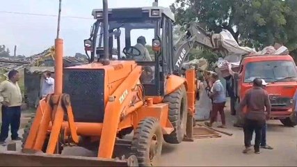 सतना: मांस-मछली की दुकानों पर चला प्रशासन का बुलडोजर, हटाई गईं दुकानें