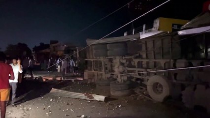 तीन दुकानाें में घुसा बेकाबू ट्रक, ट्रांसफॉर्मर भी तोड़ा