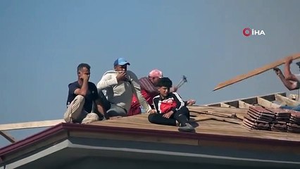 Çatıda çalışan işçilerin seyir zevkine ne alevler ne de duman son verebildi