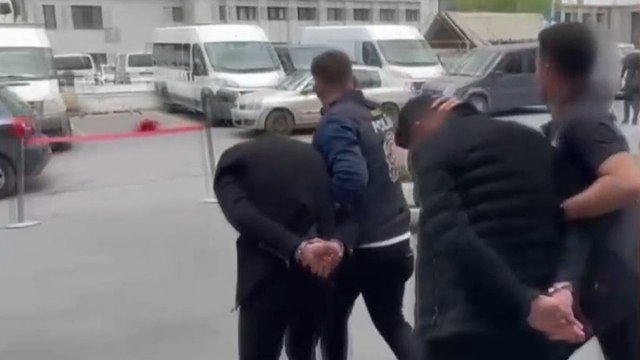 Yabancıların kartlarını ele geçirerek yüz binlerce liralık vurgun yaptılar