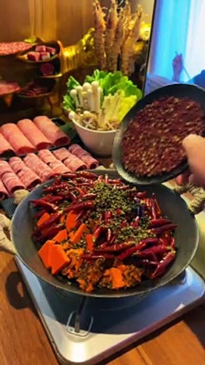 一个人在家也能实现麻辣和牛火锅自由  简简单单又一餐#火锅 #和牛火锅 #东方树叶 #东方树叶大瓶装