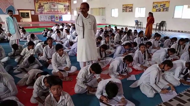 Essay competition was organized on Hindi Day