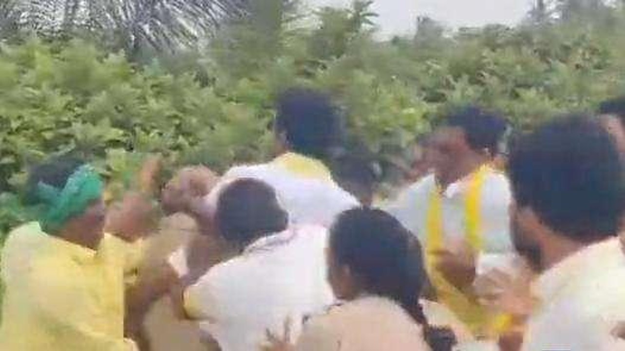 తూర్పు గోదావరి జిల్లా: ఉద్రిక్తత... నేతలు పోలీసులు మధ్య తోపులాట