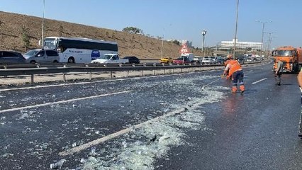 TEM'DE OTOMOBİLE ÇARPAN TIR'DAKİ SU ŞİŞELERİ YOLA DÖKÜLDÜ, YOĞUN TRAFİK OLUŞTU-1