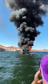 Dezenas de passageiros, incluindo bebé, fogem de casa flutuante em chamas