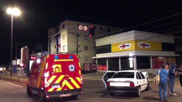 Forte colisão entre Vectra e ônibus do transporte público deixa jovem ferido no Maria Luiza