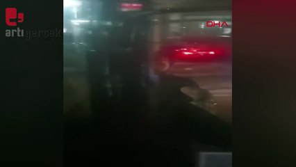 Önünü kestiği İETT otobüsünü tekmeledi