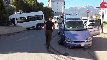 Otomobille çarpışan okul servisi apartman bahçesine uçtu: 14 yaralı