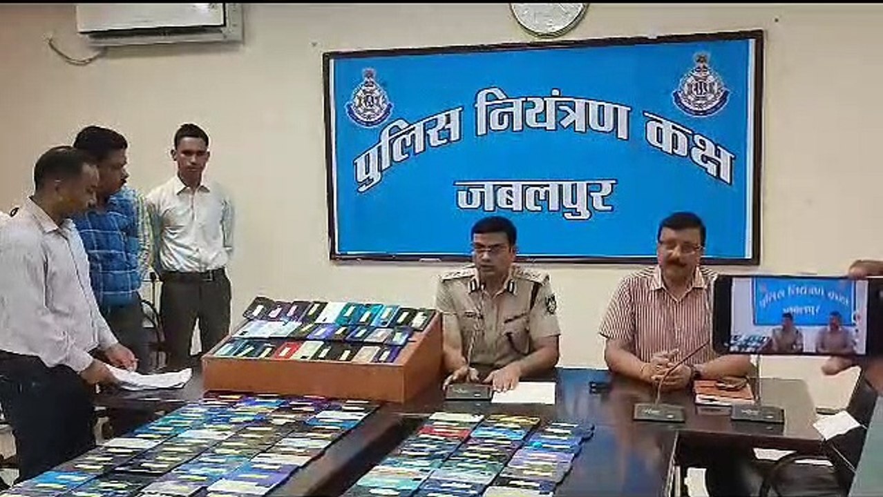 जबलपुर पुलिस ने बांटे 23 लाख रुपये के 171 मोबाइ...