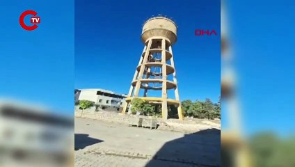 Depremde ağır hasar görmüştü: İş makinesiyle 15 saniyede yıkıldı