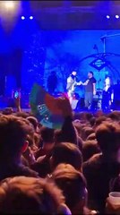 Omar Montes saca al escenario al productor del Wizink Center para explicar su 'bochorno viral' con Ana Mena