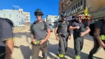 رجال إطفاء إيطاليون يشاركون في عملية الإنقاذ في مدينة درنة التي اجتاحتها الفيضانات في ليبيا