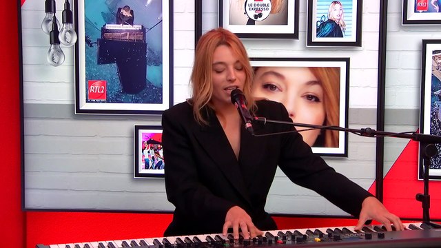 LIVE - Santa interprète Paradis Blanc / Désenchantée . dans Le Double Expresso RTL2 (15/09/23)