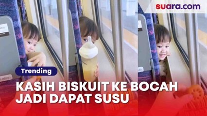 Gemes Banget! Dikasih Biskuit oleh Orang Asing, Balita Justru Lakukan Hal Mengejutkan Ini