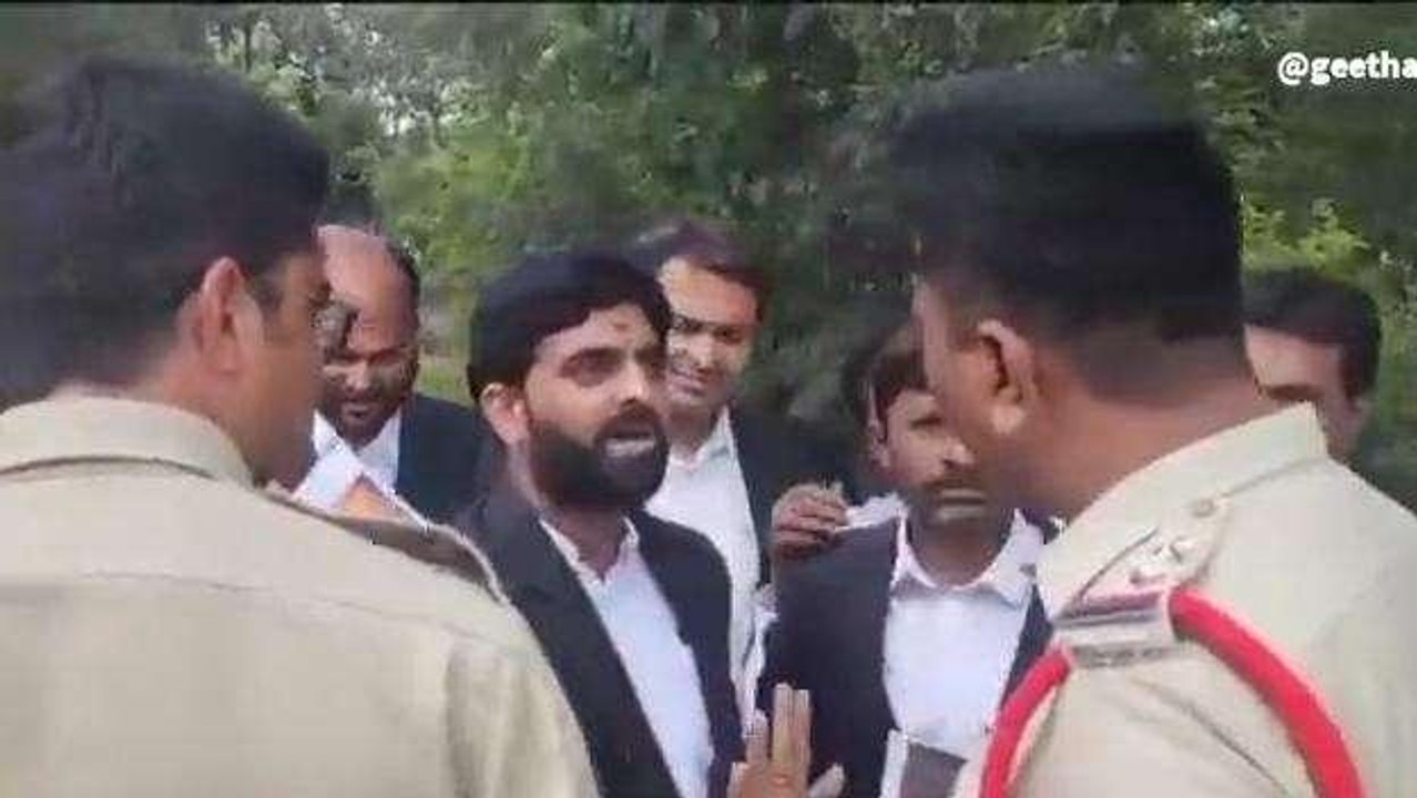 చిత్తూరు: జిల్లాలో ఉద్రిక్తత.. పోలీసులు లాయర్ల మధ్య వాగ్వాదం