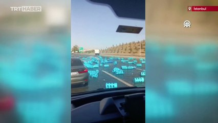 Kamyondan düşen cam damacanalar trafiği kilitledi