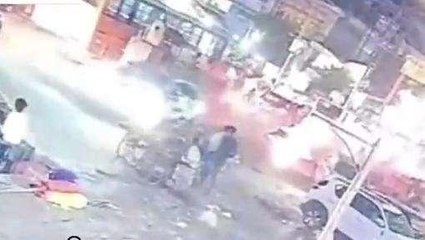 अलीगढ़: तेज रफ्तार कार ने बाइक सवारों को मारी टक्कर, लाइव वीडियो आया सामने