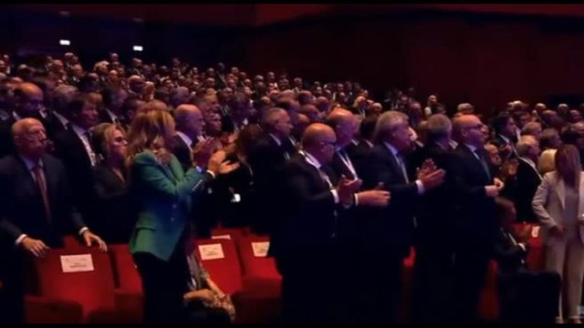 Standing ovation per Mattarella all'assemblea di Confindustria
