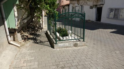 100 yıldır orada! Kimin olduğu belli değil...