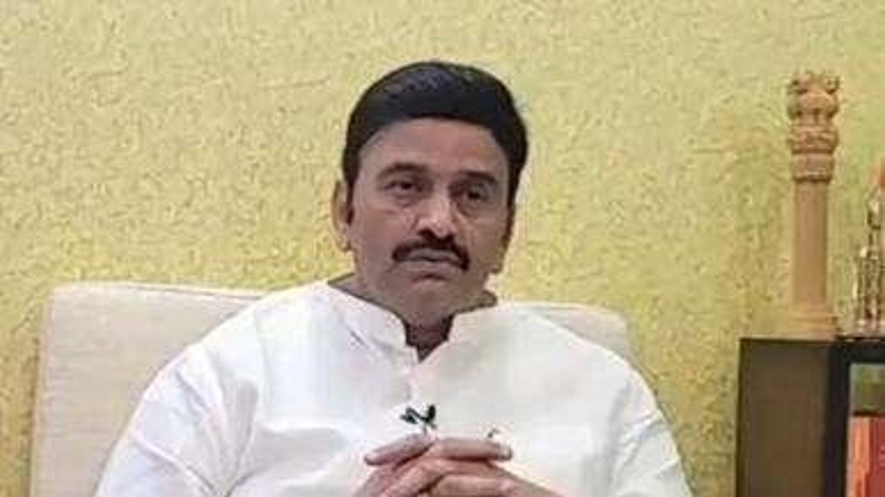 పశ్చిమ గోదావరి: జగన్‌ను ఇమిటేట్ చేసిన ఎంపీ రఘరామ... చూస్తే షాక్ అవుతారు..!