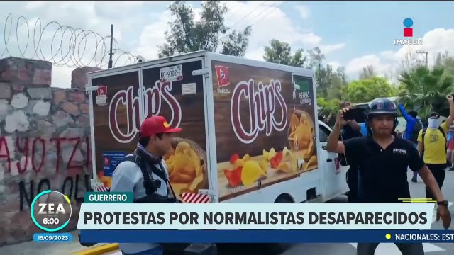 Normalistas protestan por la desaparición de los 43 de Ayotzinapa