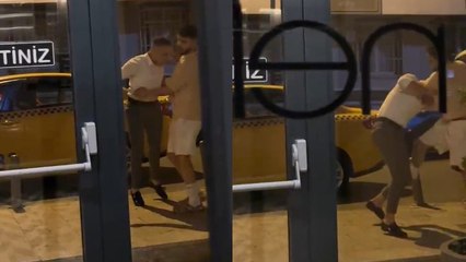 İstanbul'da takside tartışma, kapı önünde kavga