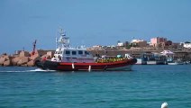 Lampedusa, nuovi arrivi. Motovedetta in porto con i migranti