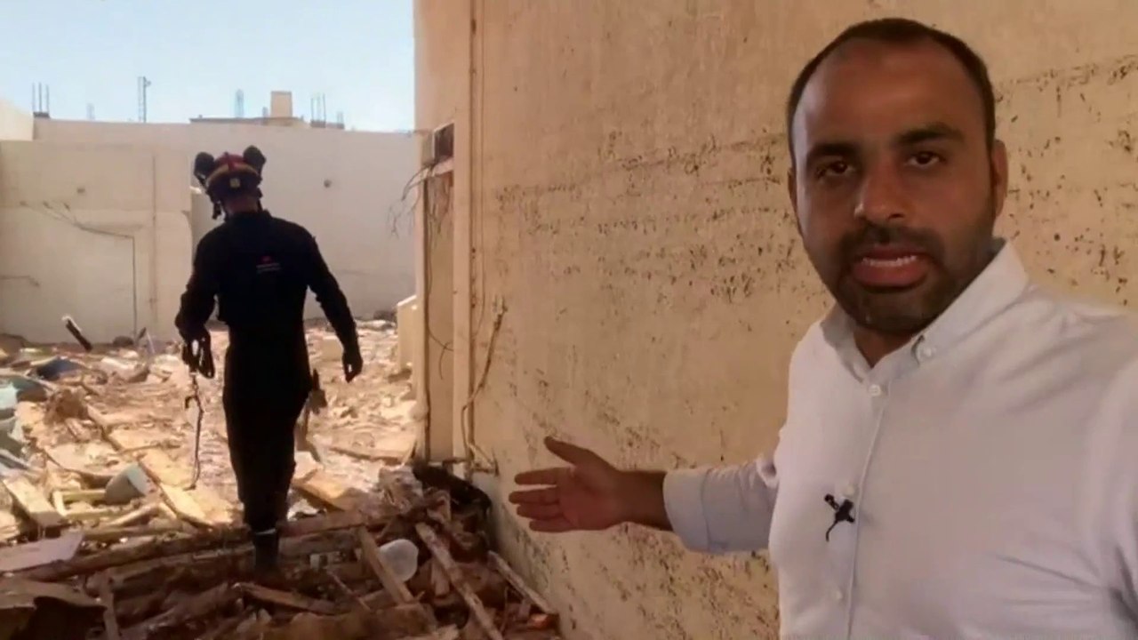 موفد العربية يرافق إحدى فرق الإغاثة أثناء البحث عن ناجين في درنة