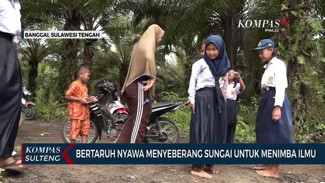 Bertaruh Nyawa Menyeberang Sungai Untuk Menimba Ilmu