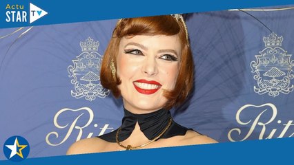 PHOTOS Elodie Frégé, délicieuse déesse burlesque en décolleté fou, elle croise le fils d'une superst
