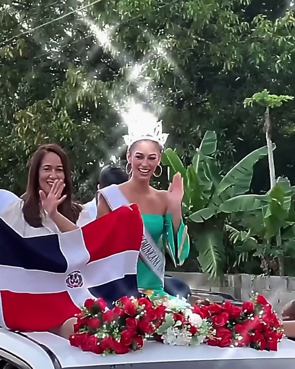 Miss RD Universo 2023 Mariana Downing recorre las calles de Cotuí