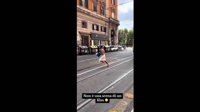 Scopre il tradimento e parte l'inseguimento - nudo per le strade di Roma