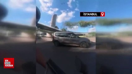 İstanbul'da araç sürücüsü motosikletliye seyir halinde tokat attı