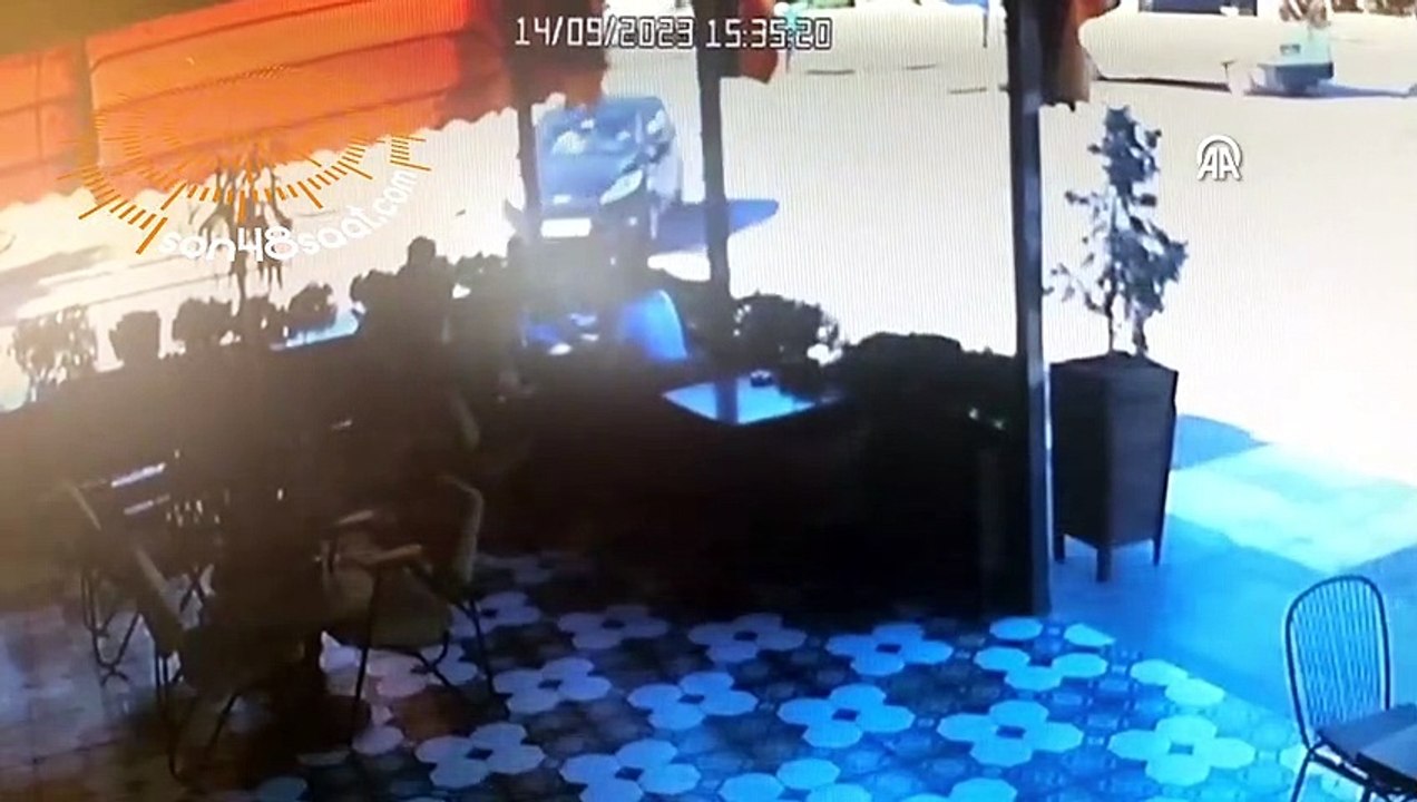 Manisa'da otomobilin kafeye girmesi sonucu 2 kişi yaralandı