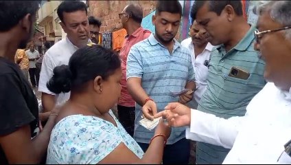 পানীয় জলের বদলে ঠিকাদারের তোলাবাজি! বিধায়কের ধমকে ফেরত এল টাকা  | Oneindia Bengali