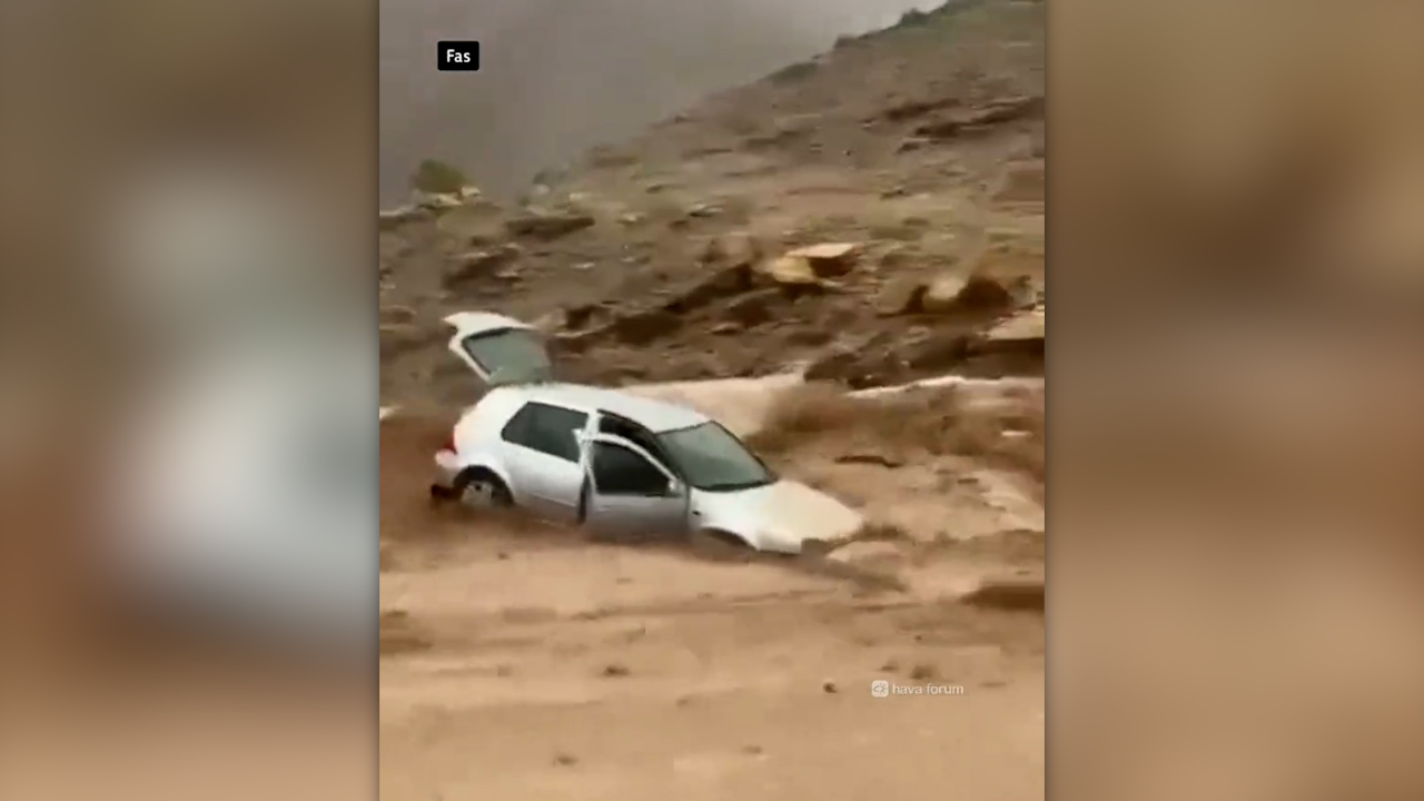 Fas'ta yaşanan sel felaketinde bir araba saniyeler içinde sulara kapıldı