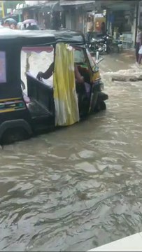 सुबह से रात तक झमाझम, घरों की दहलीज तक पहुंचा पानी