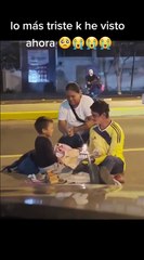 Vendedores ambulantes celebran el cumpleaños de su hijo en la vía pública