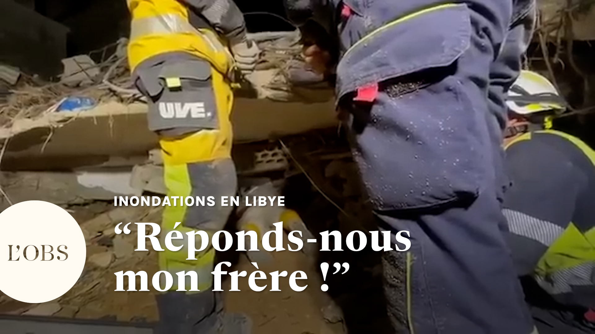 En Libye, des sauveteurs retrouvent un survivant sous les décombres de Derna