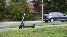 Bytowianie śmigają hulajnogami. Młodzi są za, starszym przeszkadza