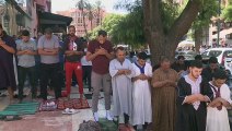مغاربة يؤدون صلاة الجمعة في مسجد في مراكش