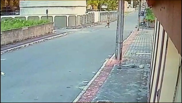 Vídeo registra PM se aproximando do cão para mat4-lo: Não pensou 2 vezes