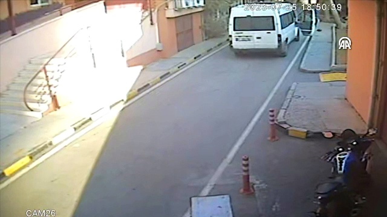 Hastane önünde bir sürücünün "yol verme" nedeniyle bıçaklandığı kavga kamerada
