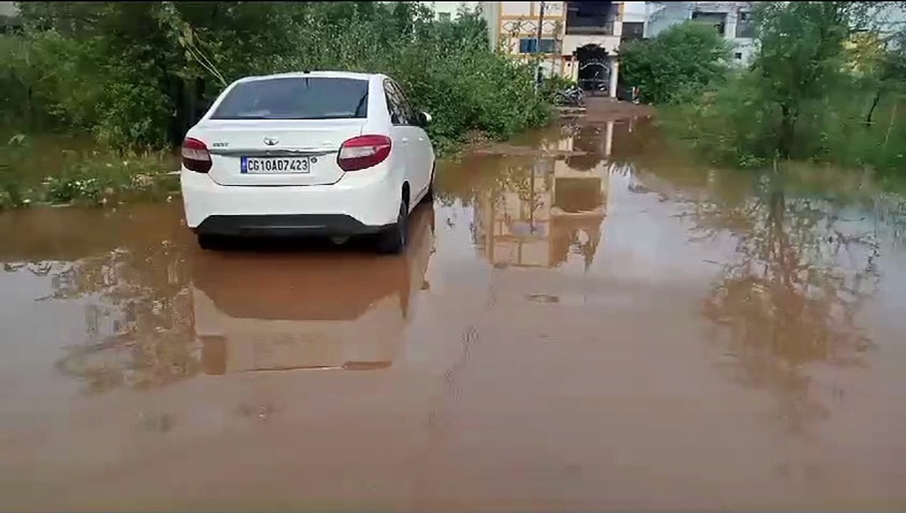 भादो में जमकर बरसे बादल, रातभर हुई बारिश से कई क्षेत्र हुए जलमग्न, आवागमन हुआ ठप