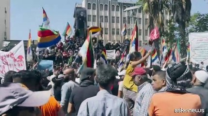 Migliaia di siriani protestano nel sud del Paese: "Assad dimettiti"