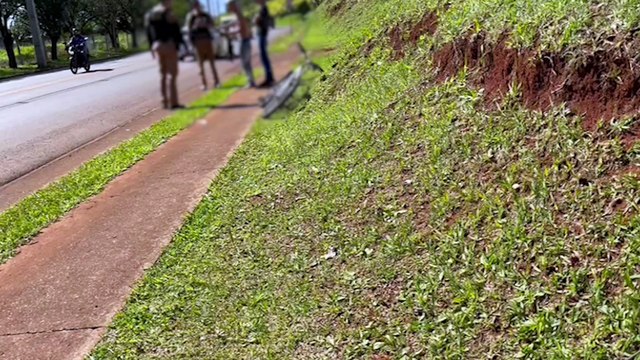 Dois homens são abordados fazendo manobras perigosas com bicicleta