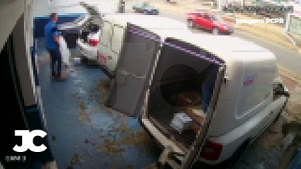 Vídeo revela como suspeito roubou celulares em transportadora