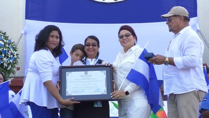 Comunidad educativa rinde homenaje a la patria con alegre desfile escolar en León