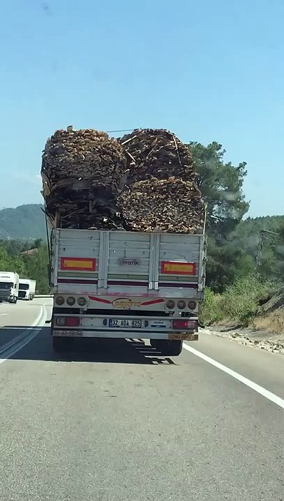 Yüklü kamyon tehlike saçıyor